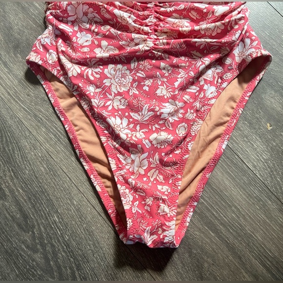 J. Crew Ruched sweetheart one-piece swimsuit in tossed floral. Size 8 - Picture 4 of 13